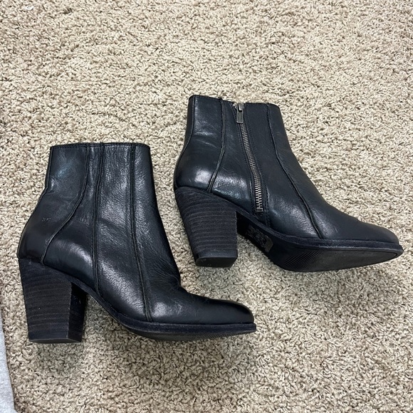 Frye Essa Seam Bootie Black Leather Western Almond Toe Ankle Zip Sz 6.5 - Picture 7 of 15